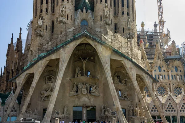 バルセロナのサグラダ ファミリア大聖堂には 澄んだ空の下で柱や彫像が建てられています — ストック写真