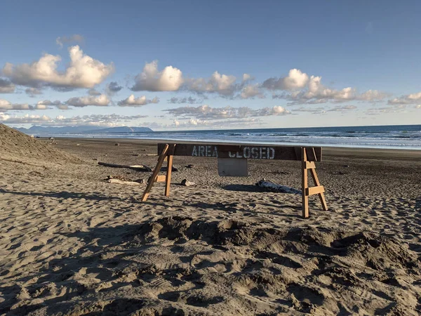 Ein Area Closed Schild Einer Küste Unter Einem Hellen Himmel — Stockfoto