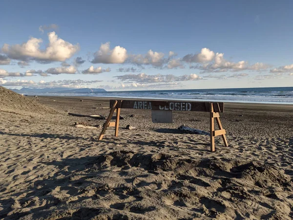 Sinal Área Fechada Uma Costa Sob Céu Brilhante Com Nuvens — Fotografia de Stock