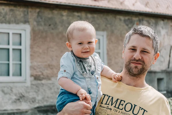 Padre Caucasico Che Tiene Suo Bambino Alla Luce Del Sole — Foto Stock