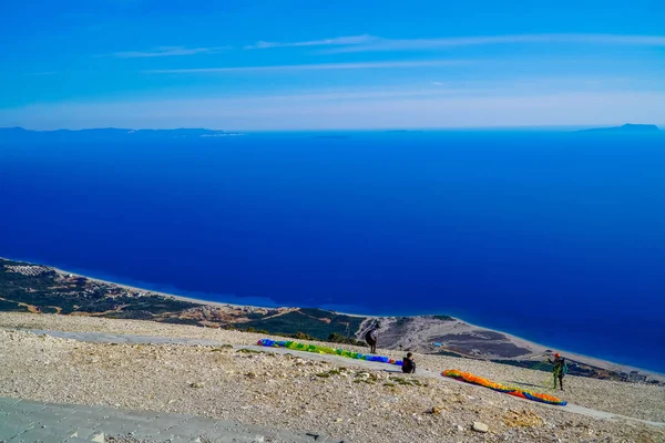 Una Vista Alto Ángulo Los Parapentes Una Colina Costa Albanesa —  Fotos de Stock