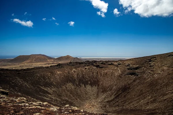白天在蓝天下的弗尔特文图拉火山 — 图库照片
