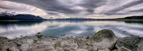 Panorama Över Stillastående Sjö Tekapo Med Intressant Molntäcke — Stockfoto