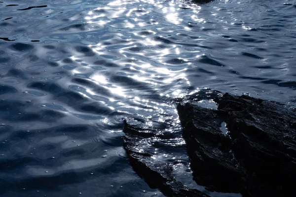 Światło Słoneczne Odbija Się Pięknym Morzu Małymi Falami — Zdjęcie stockowe