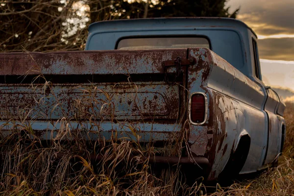 Zbliżenie Stary Rustykalny Samochód Umieszczony Ziemi Zachodzie Słońca — Zdjęcie stockowe