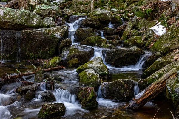 Voda Kaskádovitě Převaluje Přes Skály Přeletu Crabtree Falls — Stock fotografie