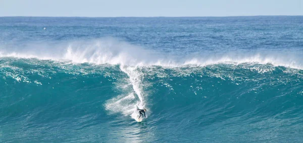 Big Wave Surfer Australia Día Azul Perfecto —  Fotos de Stock