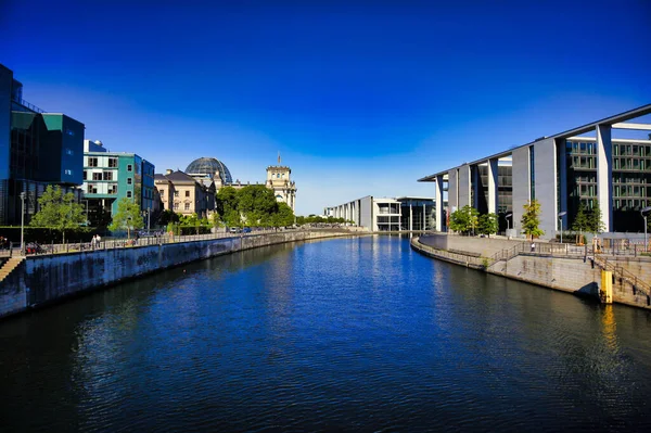 在蓝天的映衬下 柏林一座大楼之间的一条河的美丽景象 — 图库照片