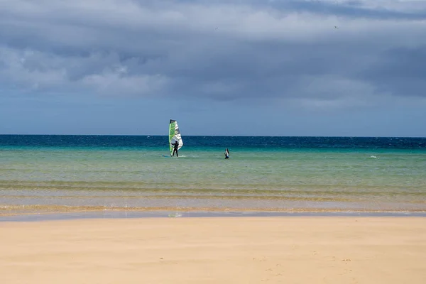 Uma Pessoa Que Prepara Para Surfar Oceano Fuerteventura — Fotografia de Stock