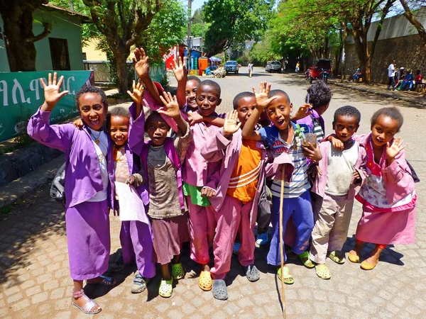 Grupo Niños Felices Ruidosos Saludan Etiopía — Foto de Stock