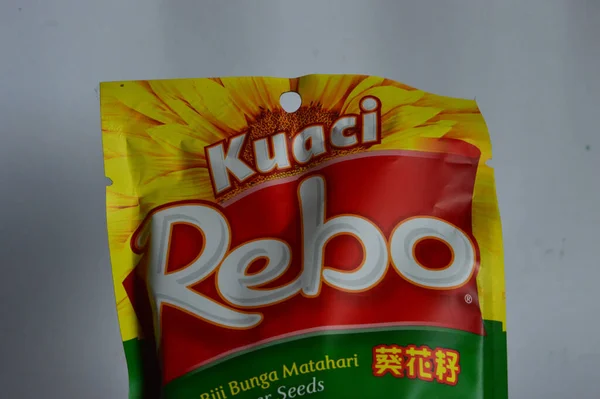 Batam Indonesië Juni 2022 Kuaci Zonnebloempitten Snack Met Groene Thee — Stockfoto