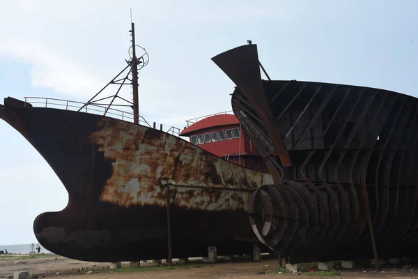 Vieux Navire Énorme Sur Rivage Plein Jour — Photo