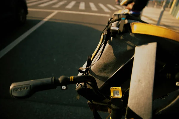 Bisiklet Gidonunun Yakın Çekimi Yolda Bir Sırt Çantası Seçili Odak — Stok fotoğraf