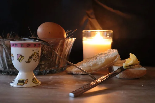 Een Versierde Keramische Beker Brood Met Kaas Een Gekookt Een — Stockfoto