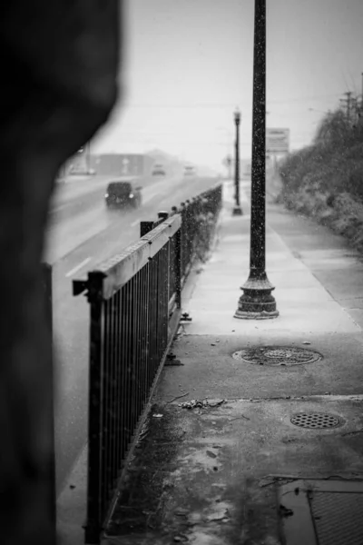 Vertikal Bild Snöande Trottoar Med Gatlykta — Stockfoto