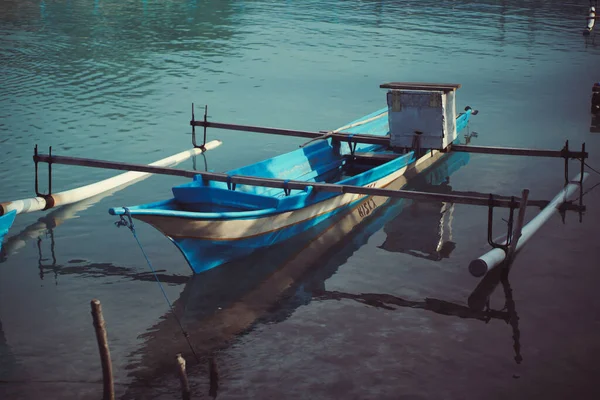 川に浮かぶ青い漁船の美しい景色 — ストック写真