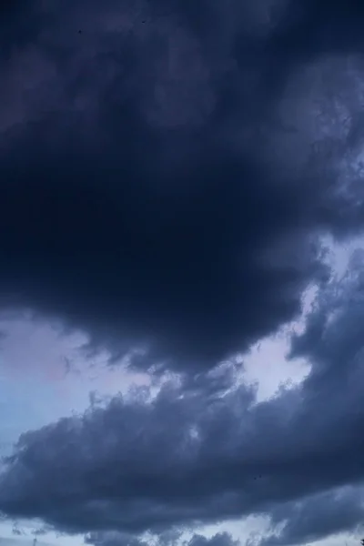 Uno Scatto Drammatico Cielo Nuvoloso Blu Scuro — Foto Stock