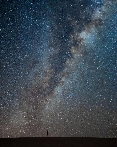 Vacker Bild Man Som Njuter Milkig Himmel — Stockfoto