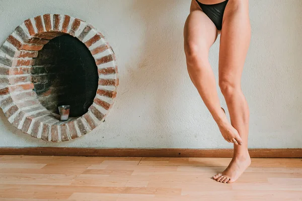 Uma Mulher Descalça Uma Pose Dança Usando Biquíni Quarto — Fotografia de Stock
