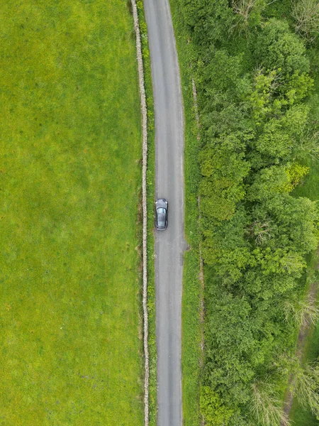 Вид Сверху Воздуха Автомобиль Движущийся Асфальтированной Дороге Зеленых Полях — стоковое фото