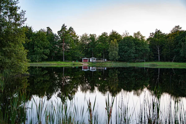Ruhige Aussicht Auf Zwei Kleine Holzhäuschen Wald Mit Spiegelungen Teich — Stockfoto