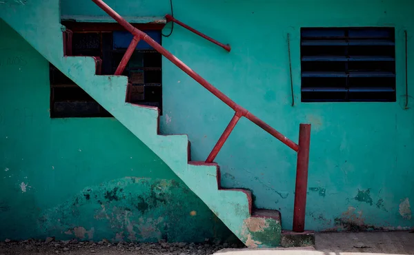 青い色の建物の階段の美しいショット — ストック写真