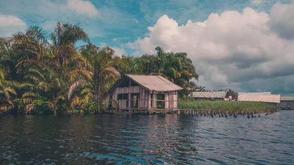Beautiful Small Cottage Lake Palms Cloudy Sky — Stock Photo, Image