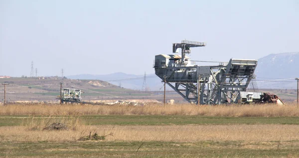 Fossiele Brandstof Graafmachine Buurt Van Ontmantelde Elektriciteitscentrale Van Amyntaio Die — Stockfoto