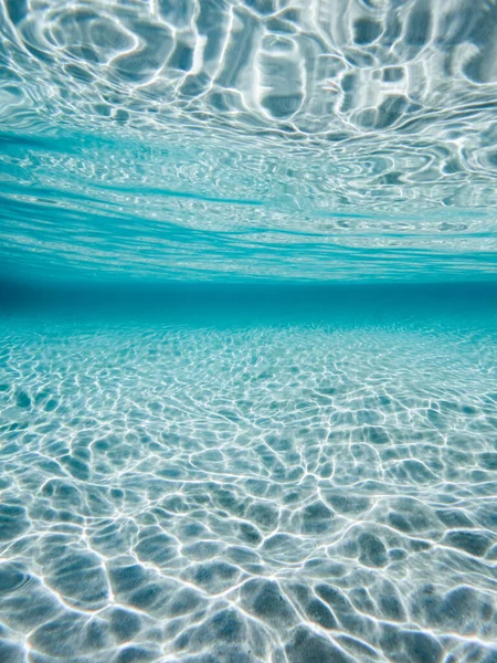 Eine Vertikale Aufnahme Eines Blauen Unterwasserhintergrundes — Stockfoto