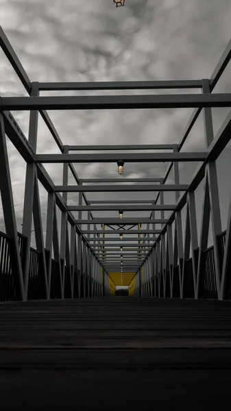 Tiro Vertical Uma Ponte Madeira Sob Céu Nublado — Fotografia de Stock