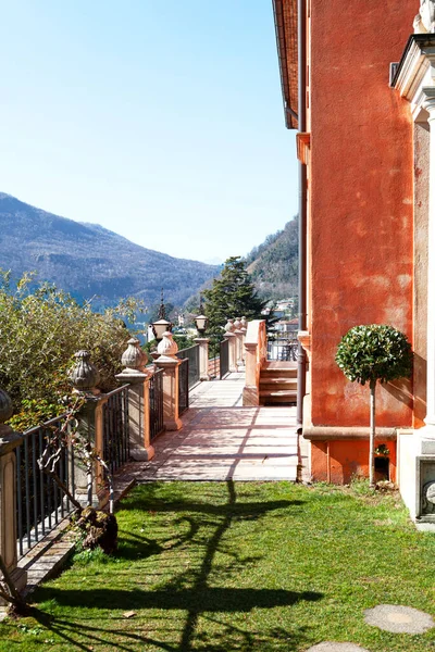 Vertikal Bild Den Tomma Terrassen Mot Gröna Kullarna Como Italien — Stockfoto