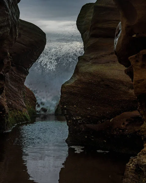 在南非Umhlanga海滩上 巨大的泡沫浪涌上岩石 — 图库照片