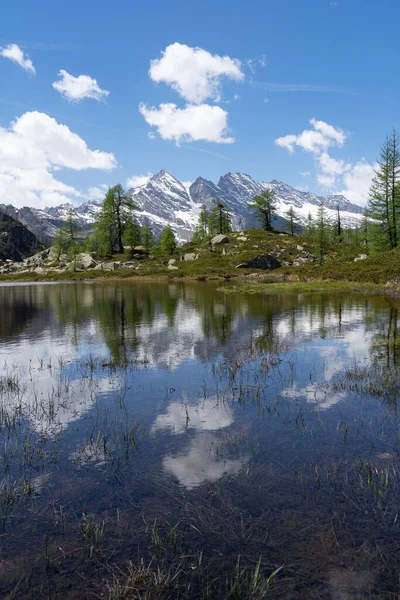 Dağların Bulutların Yansımasıyla Güzel Bir Göl Manzarası — Stok fotoğraf