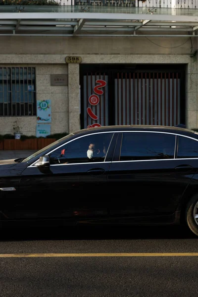 Widok Czarnego Luksusowego Samochodu Ulicy Szanghaju — Zdjęcie stockowe