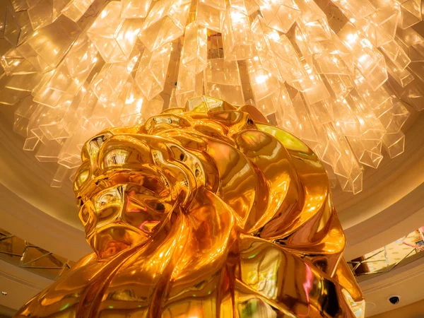 マカオのクリスタルシャンデリアの下に金色のライオンの彫刻と内部の低角度 — ストック写真