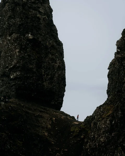 Vertikal Bild Liten Turist Enorma Klippformationer Isle Skye Skottland — Stockfoto