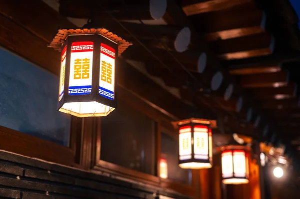韩国首尔一个低角度悬挂灯笼的镜头 — 图库照片