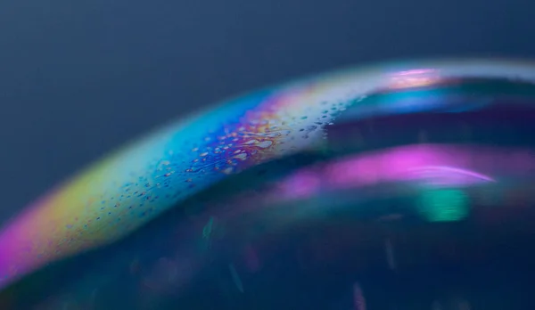 Крупный План Тёмного Радужного Мыльного Пузыря — стоковое фото