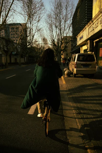 Vista Trasera Vertical Una Mujer Montada Bicicleta Calle Shanghai China —  Fotos de Stock