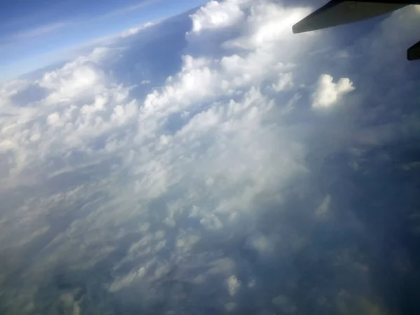 Aeronaves Asa Altitude Durante Voo Acima Das Nuvens — Fotografia de Stock