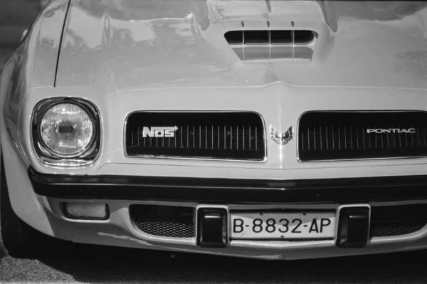 รายละเอ ยดของรถท จอดอย บนถนนในสหร ฐอเมร Pontiac Firebird ทรานส เอเอ — ภาพถ่ายสต็อก