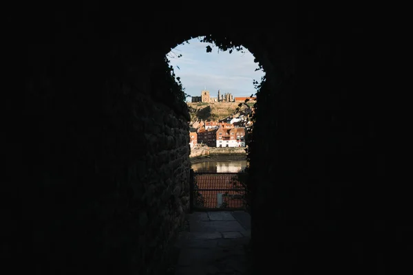 Die Whitby Abbey Durch Die Berühmte Schlüsselloch Unterführung Der Westklippe — Stockfoto