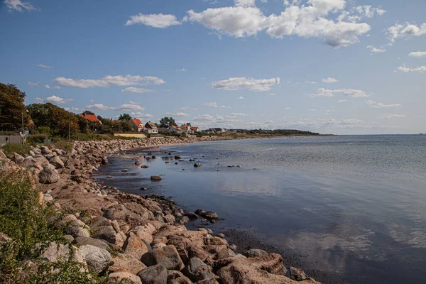 Pohled Skalnatý Břeh Modrého Jezera Domy Města Pod Modrou Oblohou — Stock fotografie