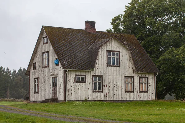 Gammal Trästuga Mitt Det Gröna Fältet — Stockfoto