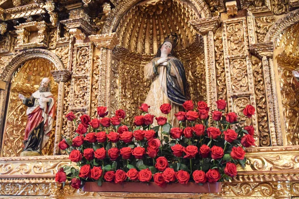 Hermoso Arreglo Rosas Rojas Frente Una Estatua Santa Una Iglesia — Foto de Stock