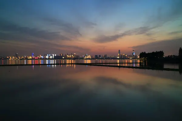 Panoramic View Modern Cityscape Reflecting Tranquil Surface Sea Sunset — Stock Photo, Image