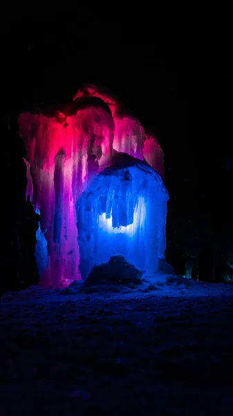 Glace Bleue Rose Dans Une Grotte — Photo