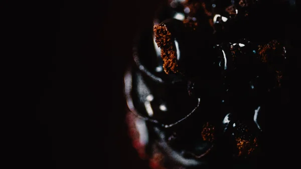 Een Closeup Shot Van Een Chocolade Cupcake Geïsoleerd Zwarte Achtergrond — Stockfoto
