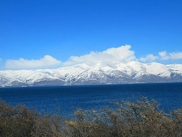 Όμορφη Και Πολύχρωμη Λίμνη Sevan Στην Αρμένια Χιονισμένα Βουνά Στο — Φωτογραφία Αρχείου