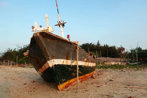 インドネシアのパメカ山のビーチで放棄された壊れたボート — ストック写真
